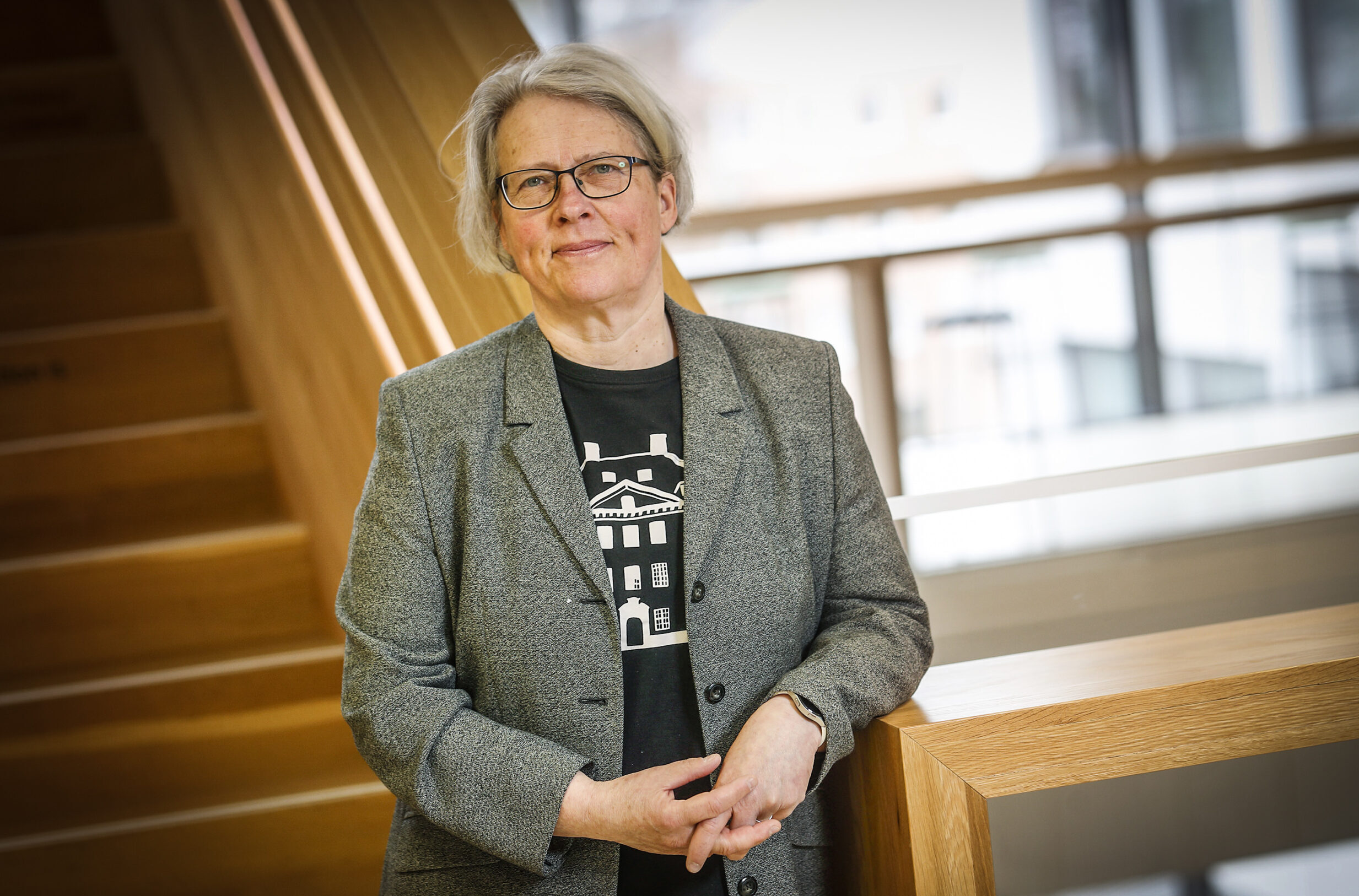 Henkilökuva Taina Saarisesta.